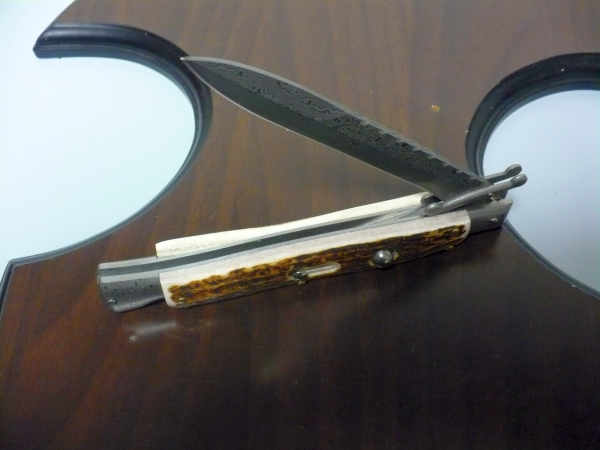 Classic swinguard - italian stiletto, coltello a scatto, 28cm - AKC World , lama damasco-dagger, corno di cervo / deer horn