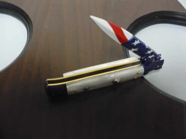 Frank Beltrame italian stiletto-23 cm imitazione di madreperla,baionetta con bandiera americana , edizione limitata - numero 47/26