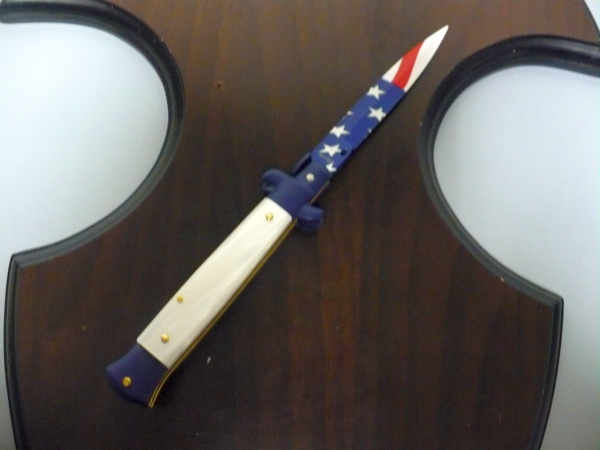 Frank Beltrame italian stiletto-23 cm imitazione di madreperla,baionetta con bandiera americana , edizione limitata - numero 47/26
