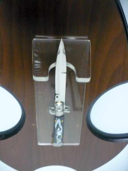 Frank Beltrame ,Italian stiletto, coltello a scatto -pugnale 23 cm acrilico -imitazione di bufalo scuro, lama baionetta