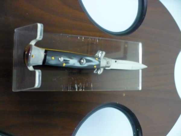 Frank Beltrame ,Italian stiletto, coltello a scatto -pugnale 23 cm acrilico -imitazione di bufalo scuro, lama baionetta