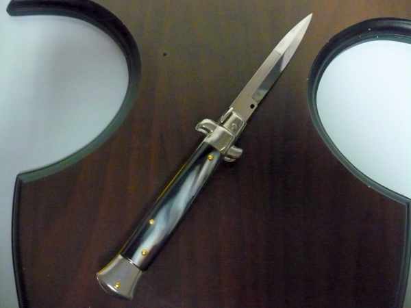 Frank Beltrame ,Italian stiletto, coltello a scatto -pugnale 23 cm acrilico -imitazione di bufalo scuro, lama baionetta