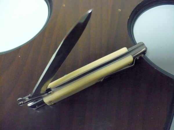 Classic swinguard - italian stiletto, coltello a scatto, 28cm - AKC World , imitazione avorio / imitation ivory, lama baionetta / bayonet blade