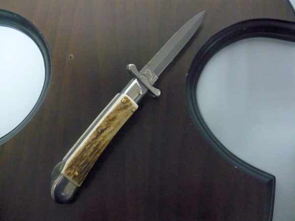 Swinguard Medici- italian stiletto, coltello a scatto, 18,50 cm - AKC World , lama damasco-dagger, corno di cervo / deer horn