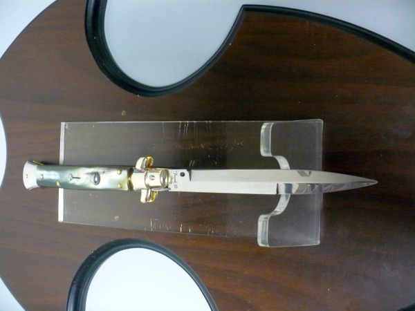 Picklock - Frank Beltrame Italian stiletto with a pale mottled horn handle, brass fittings and a polished bayonet blade
