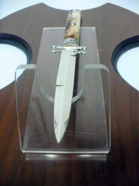 Swinguard Frank Beltrame switchblade with a polished steel bayonet blade, light mottled horn handle and crossguard